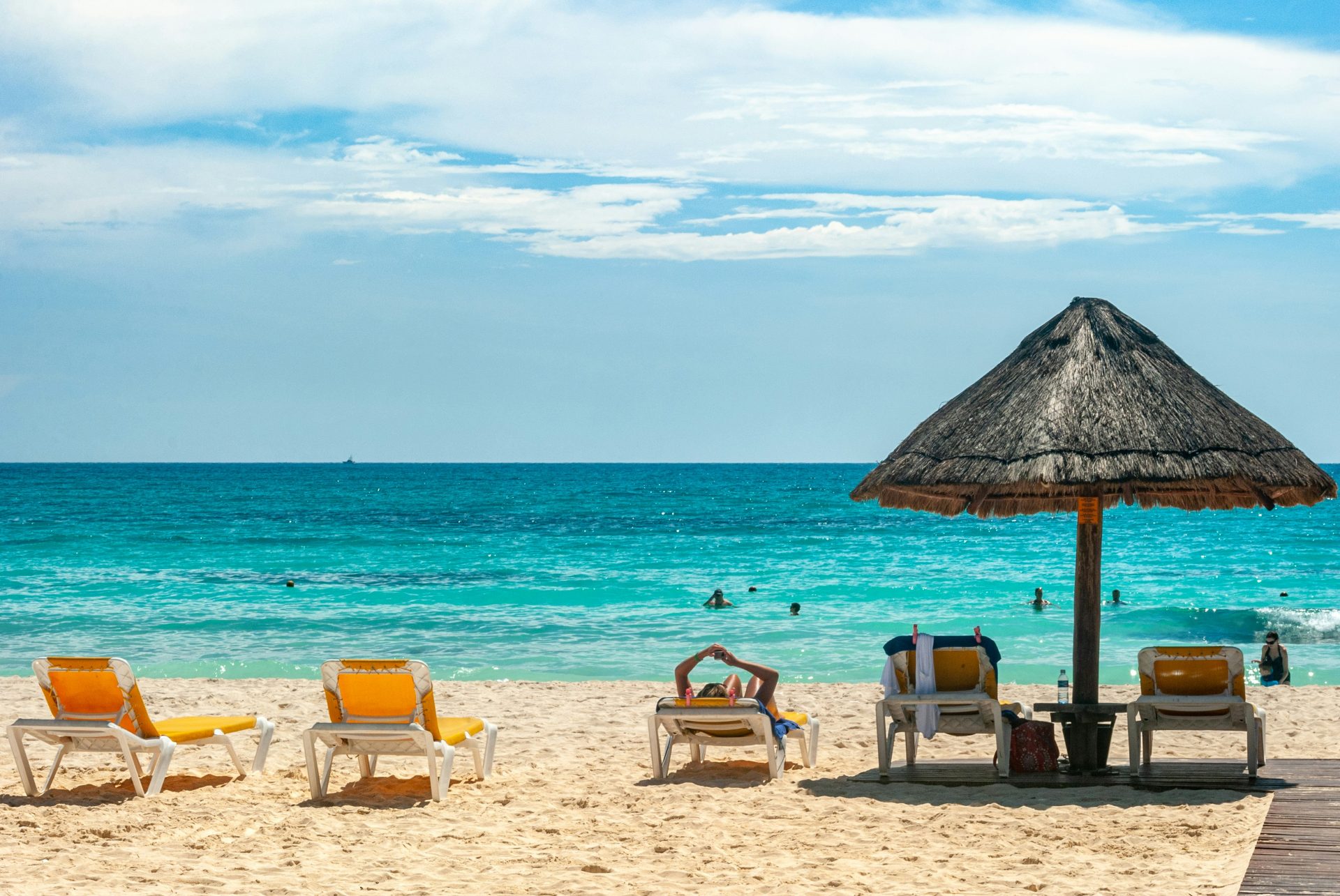 sombrillas marrones en la playa durante el día